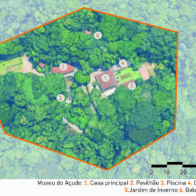 Vista aérea do Museu do Açude, situado em meio a uma densa vegetação. A área do museu está demarcada por um contorno laranja. Dentro dessa área, é possível identificar seis espaços distintos, numerados e nomeados: 1, Casa Principal do Museu do Açude; localizada no centro do conjunto; 2, Pavilhão, posicionado à esquerda da Casa Principal; 3, Piscina, ao fundo da Casa Principal; 4, Galeria Debret, em frente à casa, do lado esquerdo; 5, Jardim de Inverno, localizado em frente da casa, do lado direito; e 6, Galeria Rugendas, que se encontra em meio à vegetação, na parte superior do terreno. A imagem inclui a legenda com a identificação das edificações e uma escala gráfica no canto inferior direito.