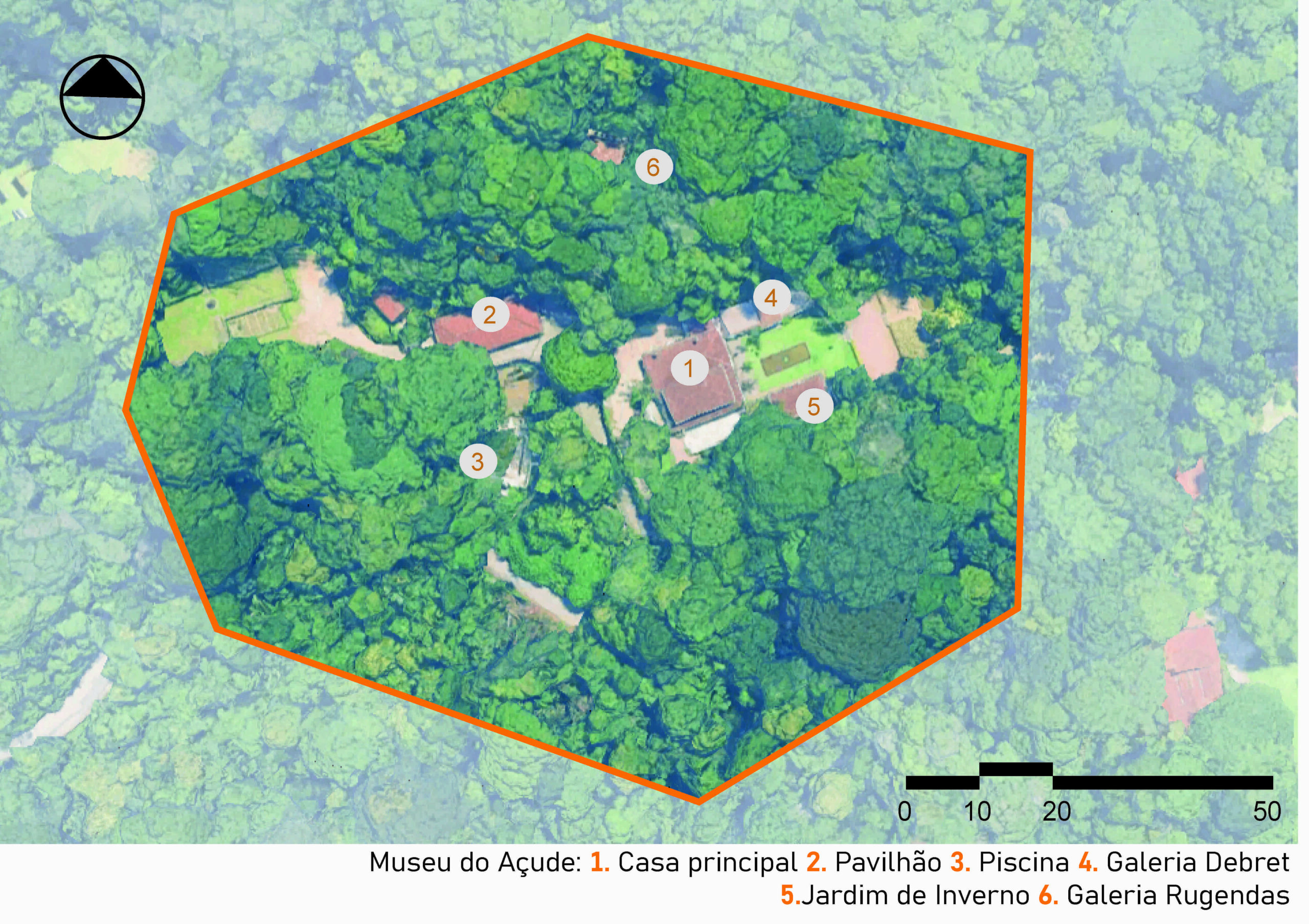 Vista aérea do Museu do Açude, situado em meio a uma densa vegetação. A área do museu está demarcada por um contorno laranja. Dentro dessa área, é possível identificar seis espaços distintos, numerados e nomeados: 1, Casa Principal do Museu do Açude; localizada no centro do conjunto; 2, Pavilhão, posicionado à esquerda da Casa Principal; 3, Piscina, ao fundo da Casa Principal; 4, Galeria Debret, em frente à casa, do lado esquerdo; 5, Jardim de Inverno, localizado em frente da casa, do lado direito; e 6, Galeria Rugendas, que se encontra em meio à vegetação, na parte superior do terreno. A imagem inclui a legenda com a identificação das edificações e uma escala gráfica no canto inferior direito.