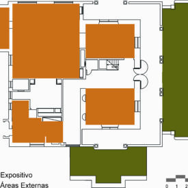 Desenho da planta baixa do andar térreo do museu. O desenho utiliza cores para distinguir os ambientes, conforme indicado na legenda no canto inferior esquerdo: as áreas externas são destacadas em verde. As áreas expositivas são destacadas em laranja. No canto inferior direito, há uma escala gráfica.