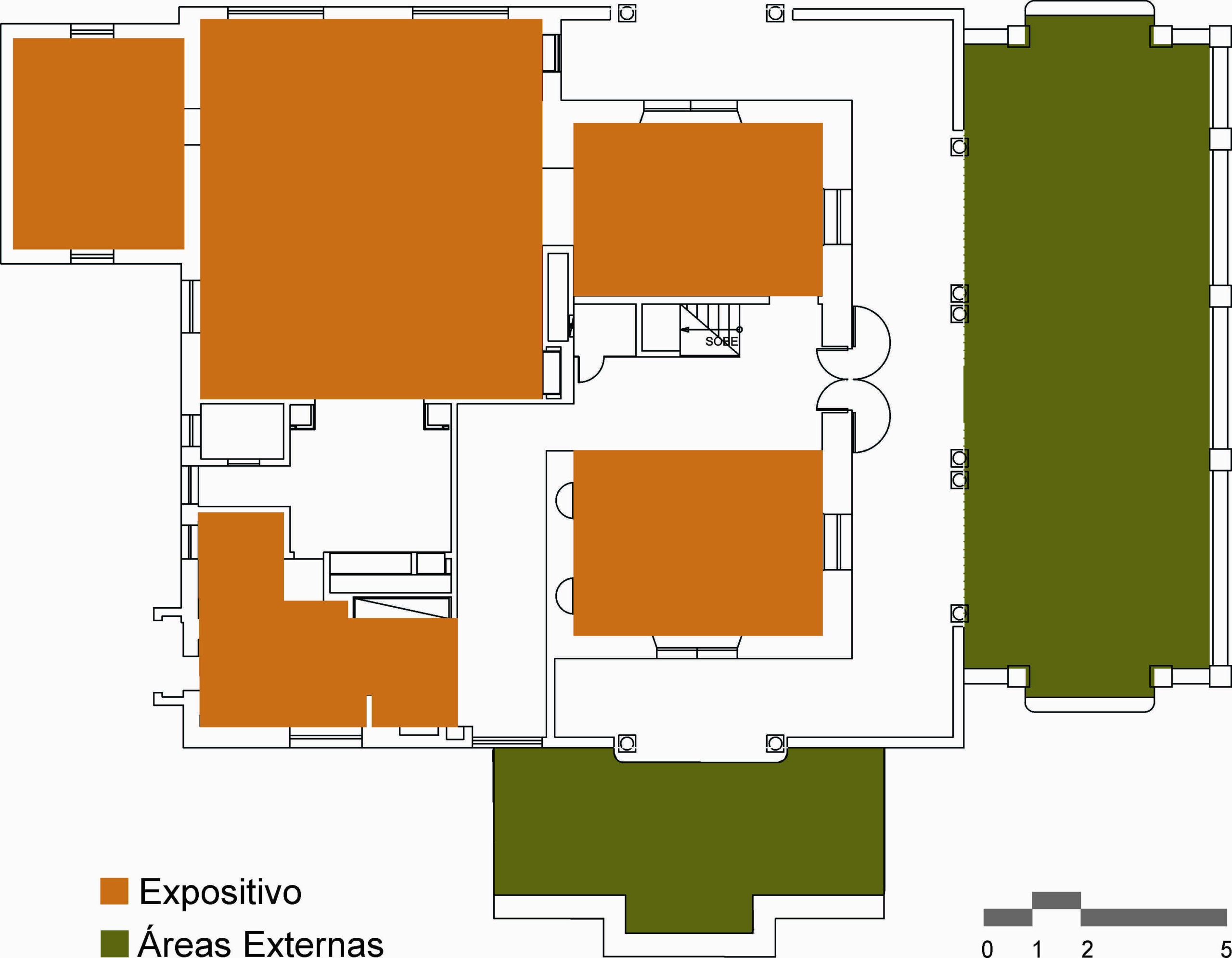 Desenho da planta baixa do andar térreo do museu. O desenho utiliza cores para distinguir os ambientes, conforme indicado na legenda no canto inferior esquerdo: as áreas externas são destacadas em verde. As áreas expositivas são destacadas em laranja. No canto inferior direito, há uma escala gráfica.