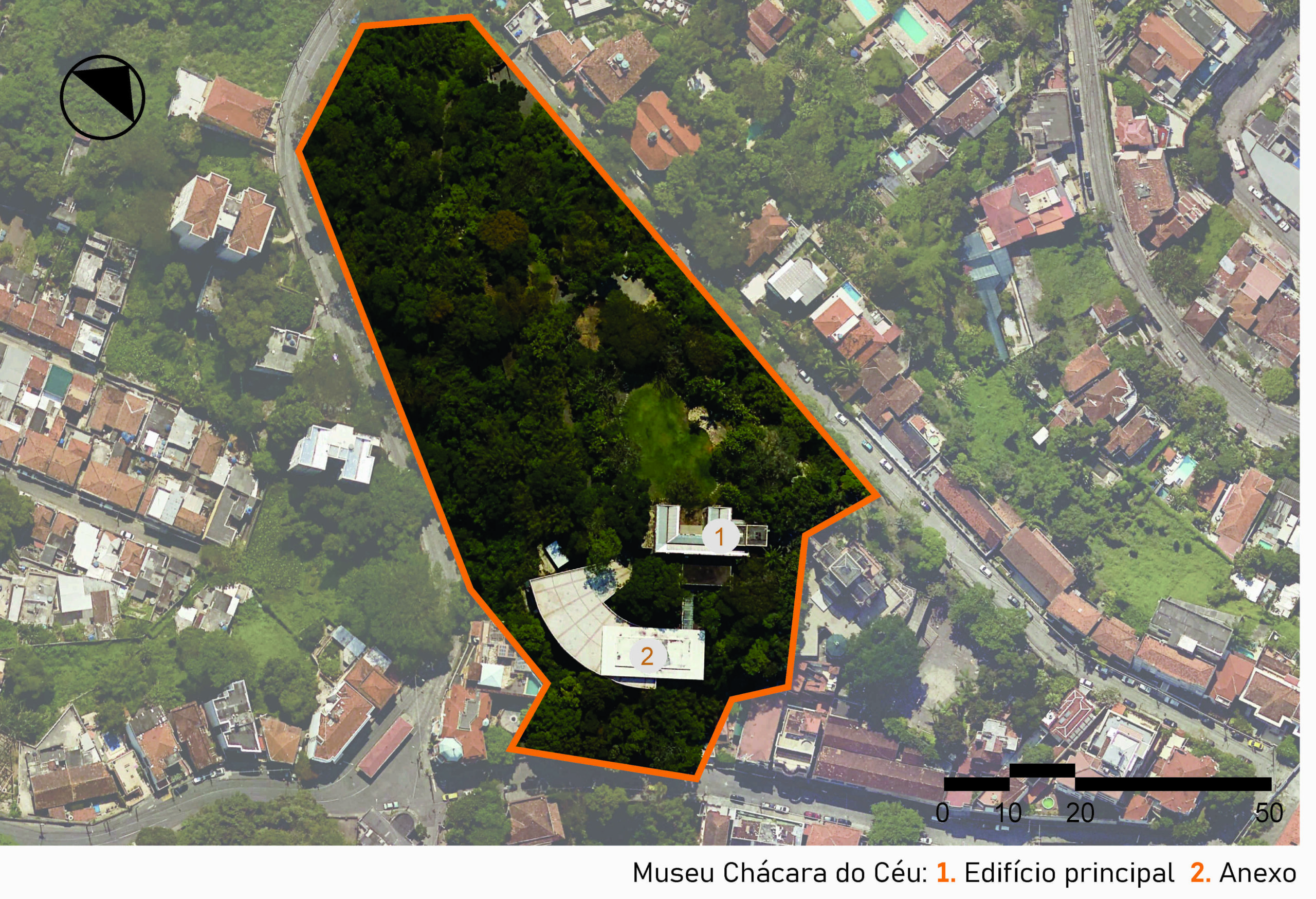 Vista aérea de uma área urbana, destacando um grande terreno contornado por uma linha laranja. Dentro desse perímetro, há duas construções identificadas com os números "1" e "2". A construção "1", situada na parte norte do terreno, é o edifício principal do museu, enquanto a construção "2", localizada mais ao sul, é o anexo. A imagem inclui a legenda com a identificação das edificações, no canto inferior direito a escala gráfica e, na parte superior esquerda, uma seta indicando o ponto cardeal norte.