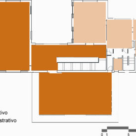 Desenho da planta baixa do segundo pavimento, organizada em duas zonas funcionais distintas: área expositiva, destacada na cor laranja, seção que ocupa uma parte significativa da planta, e área administrativa, representada na cor bege. Na lateral esquerda, há uma legenda e, no canto inferior direito, uma escala gráfica.