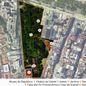 Vista de satélite da área do museu e seu entorno, mostrando a malha urbana da área que circunda o museu. Destaque para o amplo terreno do museu com os elementos do conjunto indicados pelos números: 1, Palácio do Catete, 2, Anexo, 3, Jardins, 4, Reserva técnica, 5, Casa dos ex-funcionários e Casa da Guarda, e 6, Edifício de apoio. A imagem inclui a legenda com a identificação das edificações, no canto inferior direito a escala gráfica e, na parte superior esquerda, uma seta indicando o ponto cardeal norte.