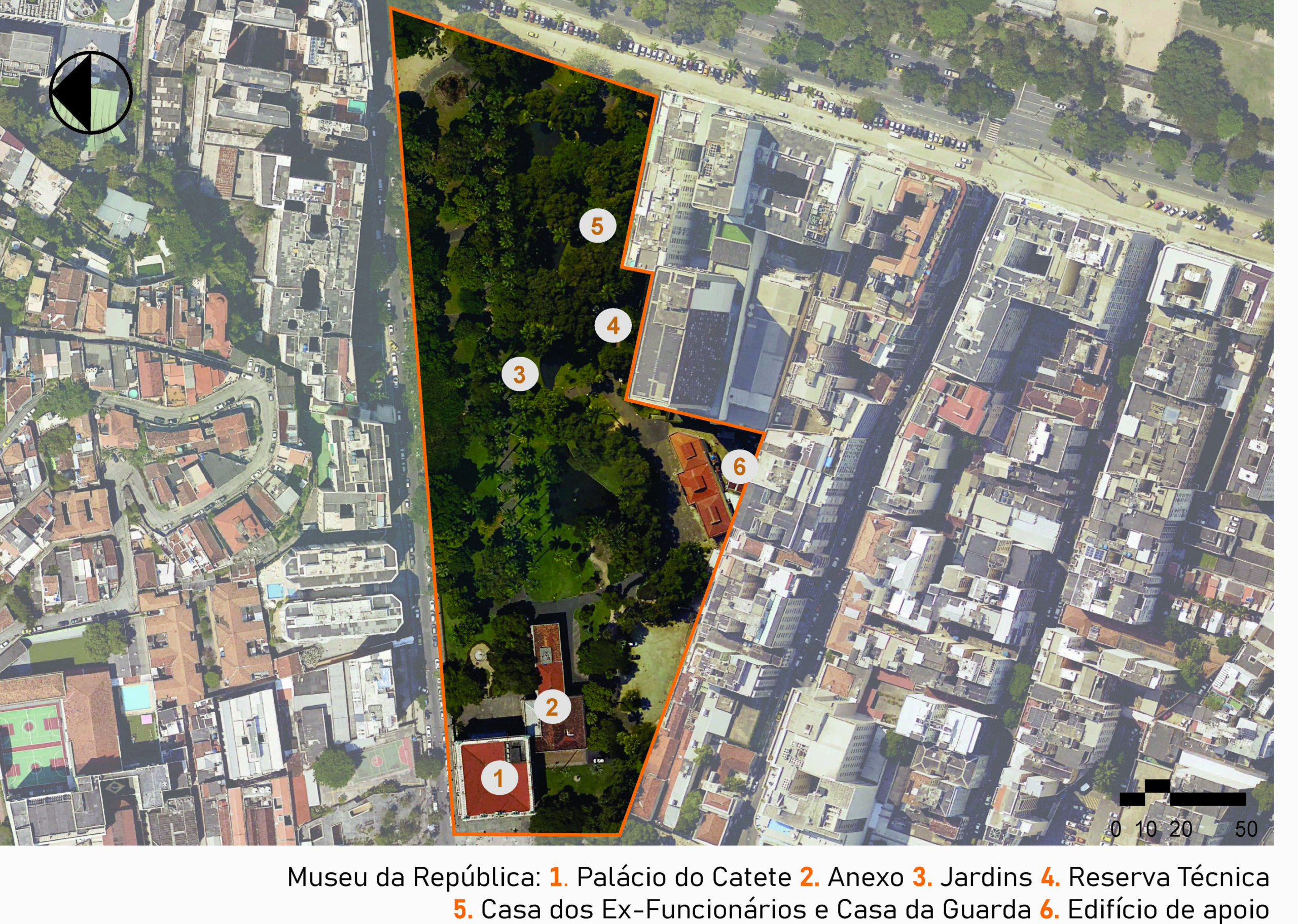 Vista de satélite da área do museu e seu entorno, mostrando a malha urbana da área que circunda o museu. Destaque para o amplo terreno do museu com os elementos do conjunto indicados pelos números: 1, Palácio do Catete, 2, Anexo, 3, Jardins, 4, Reserva técnica, 5, Casa dos ex-funcionários e Casa da Guarda, e 6, Edifício de apoio. A imagem inclui a legenda com a identificação das edificações, no canto inferior direito a escala gráfica e, na parte superior esquerda, uma seta indicando o ponto cardeal norte.