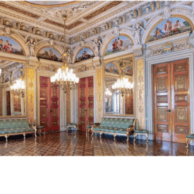 O salão apresenta grande vão e amplo pé-direito e é composto por decoração ornamentada e luxuosa. Além da decoração, com colunas, espelhos e padrões decorativos presentes no interior, o ambiente apresenta simetria no mobiliário. Os móveis remetem ao estilo clássico, com estofados de cor verde-azulada e detalhes dourados.