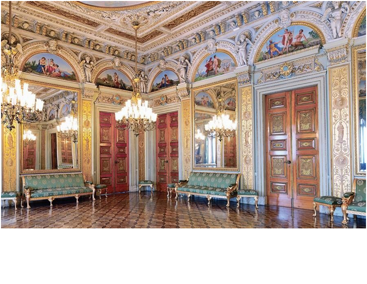O salão apresenta grande vão e amplo pé-direito e é composto por decoração ornamentada e luxuosa. Além da decoração, com colunas, espelhos e padrões decorativos presentes no interior, o ambiente apresenta simetria no mobiliário. Os móveis remetem ao estilo clássico, com estofados de cor verde-azulada e detalhes dourados.