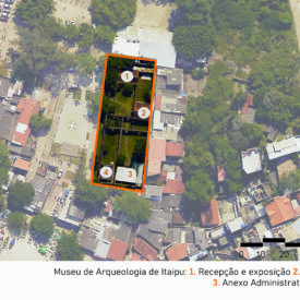 Vista de satélite da área do museu e seu entorno, mostrando a malha urbana da área que circunda o museu. No centro da imagem, um retângulo laranja destaca o conjunto do Museu, mostrando a existência de ruínas e edifícios intercalados por extenso gramado. Abaixo da imagem, há uma legenda identificando os elementos como parte do Museu: 1, Recepção e exposição; número 2, a antiga capela; 3, o anexo administrativo; e 4, depósito. A imagem inclui a legenda com a identificação das edificações, no canto inferior direito a escala gráfica e, na parte superior esquerda, uma seta indicando o ponto cardeal norte.