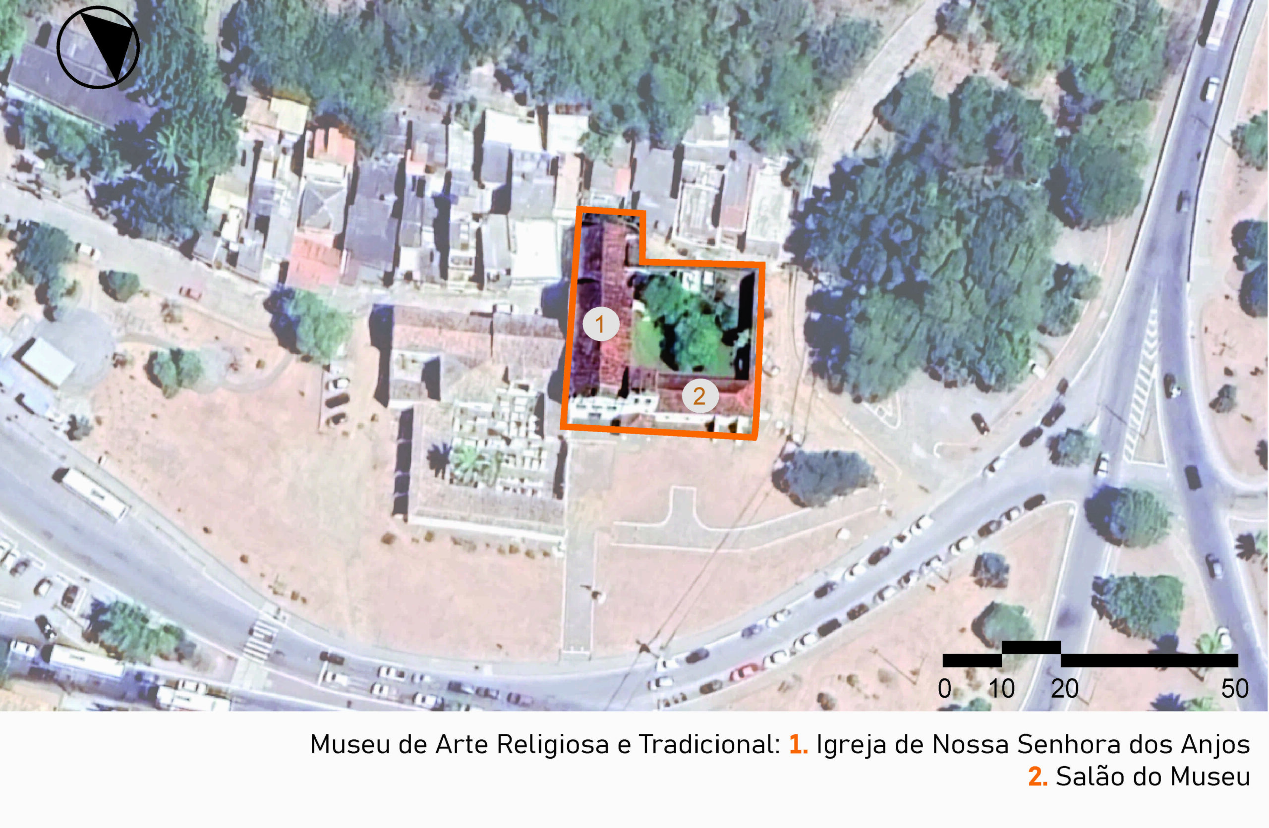 Vista de satélite da área do museu e seu entorno, mostrando a malha urbana da área que circunda o museu. No centro da imagem, um retângulo laranja destaca a igreja de Nossa Senhora dos Anjos, número 1, e o salão do museu, número 2, situados próximos a uma área verde. Abaixo da imagem, há uma legenda identificando os elementos como parte do Museu de Arte Religiosa e Tradicional. A imagem inclui a legenda com a identificação das edificações, no canto inferior direito a escala gráfica e, na parte superior esquerda, uma seta indicando o ponto cardeal norte.