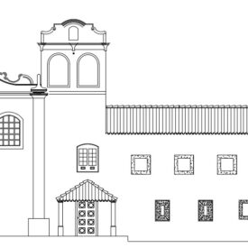Desenho técnico da fachada do conjunto arquitetônico. À esquerda, destaca-se a Igreja, composta por estrutura com três janelas arqueadas no andar superior e uma grande porta ornamentada no térreo, encimada por um frontão decorativo e uma cruz no topo. Ao lado direito, ergue-se uma torre com duas aberturas sineiras em arco. À direita da torre, há um anexo mais baixo com fachada simples, composta por várias janelas retangulares.