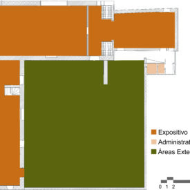 Desenho da planta baixa do andar térreo, com diferentes áreas destacadas por cores e categorizadas da seguinte forma: cor laranja, uso expositivo; cor bege, uso administrativo; e cor verde, representando as áreas externas. Na lateral direita observa-se a legenda e canto inferior direito, há uma escala gráfica.