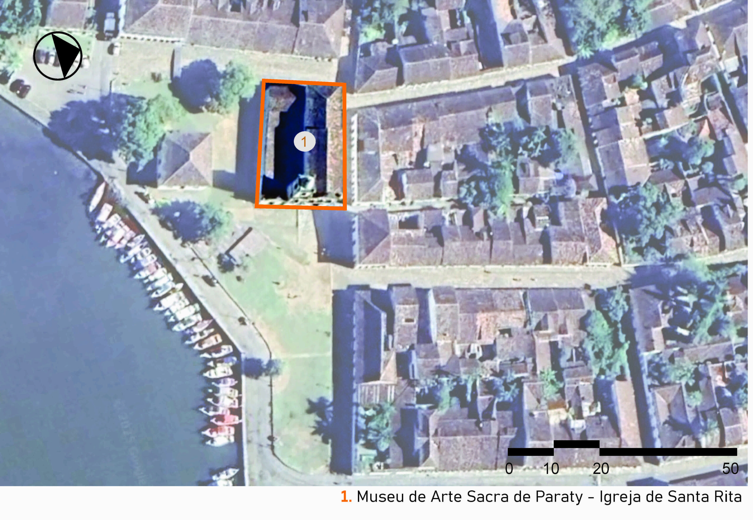 Vista de satélite da área do museu e seu entorno, evidenciando a malha urbana do centro histórico de Paraty. No centro da imagem, um retângulo laranja destaca o conjunto arquitetônico, situado próximo à orla e a uma área verde. A imagem mostra ainda a organização das quadras e o traçado das ruas. A imagem inclui a legenda com a identificação das edificações, no canto inferior direito a escala gráfica e, na parte superior esquerda, uma seta indicando o ponto cardeal norte.
