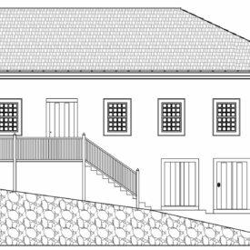 Desenho técnico da fachada frontal do Museu, que possui dois níveis e uma escadaria ladeando a fachada no seu lado esquerdo. No térreo, há três portas e, no primeiro pavimento, 6 janelas quadriculadas e uma porta compõem a fachada.