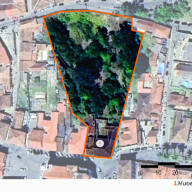 Vista de satélite da área do museu e seu entorno, mostrando a malha urbana densa. Destaque para o imenso terreno do museu, composto pelo edifício e seus jardins com vegetação de grande porte. A imagem inclui a legenda com a identificação das edificações, no canto inferior direito, a escala gráfica e, na parte superior esquerda, uma seta indicando o ponto cardeal norte.