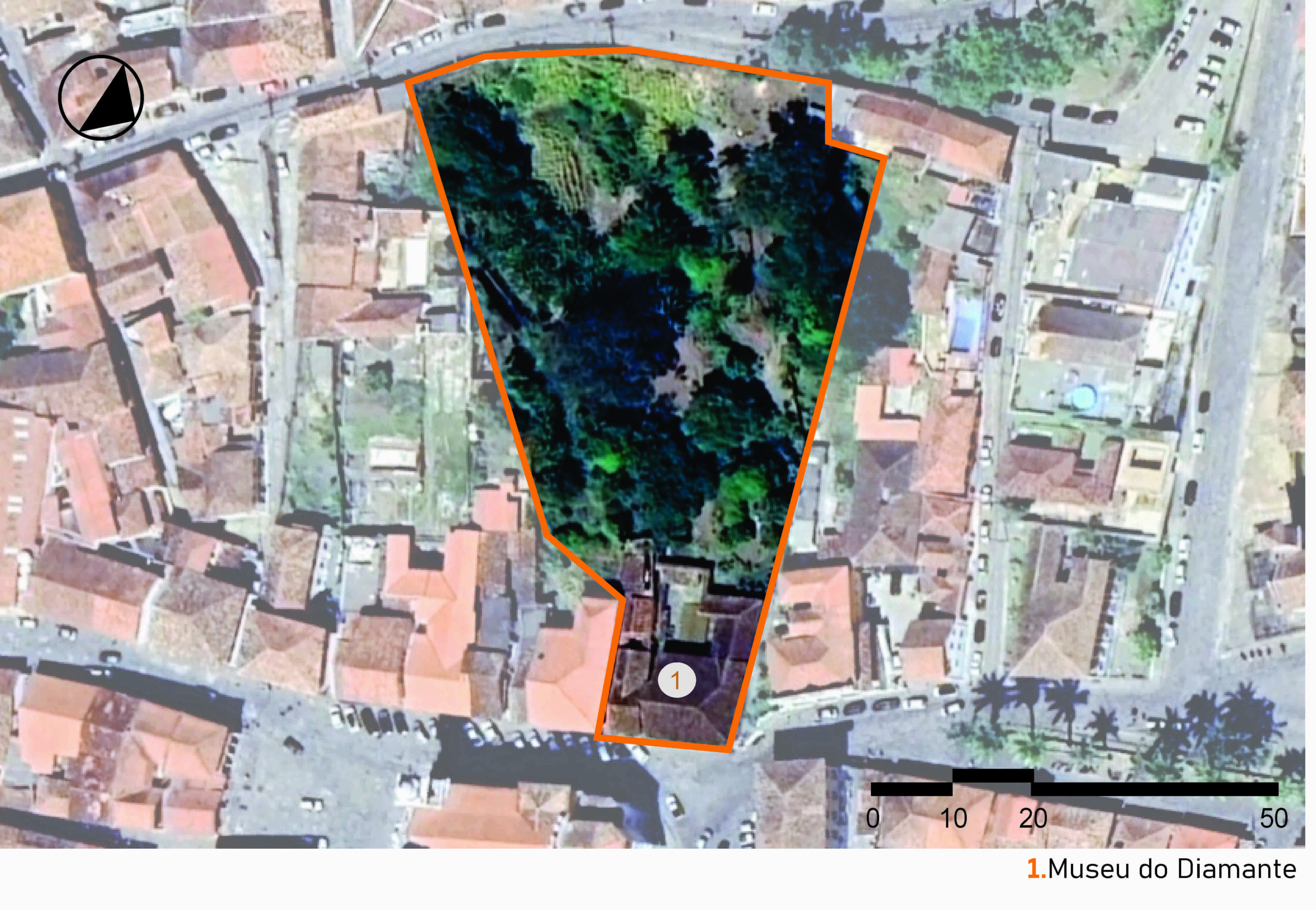 Vista de satélite da área do museu e seu entorno, mostrando a malha urbana densa. Destaque para o imenso terreno do museu, composto pelo edifício e seus jardins com vegetação de grande porte. A imagem inclui a legenda com a identificação das edificações, no canto inferior direito, a escala gráfica e, na parte superior esquerda, uma seta indicando o ponto cardeal norte.