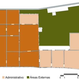 Desenho da planta baixa do edifício térreo, mostrando as divisões e os espaços internos. Em laranja, nove salas apresentam uso expositivo; em bege, oito espaços, uso administrativo; e representado em verde, a área externa com o pátio do Museu. Na parte inferior da imagem, há uma legenda e, no canto inferior direito, uma escala gráfica.