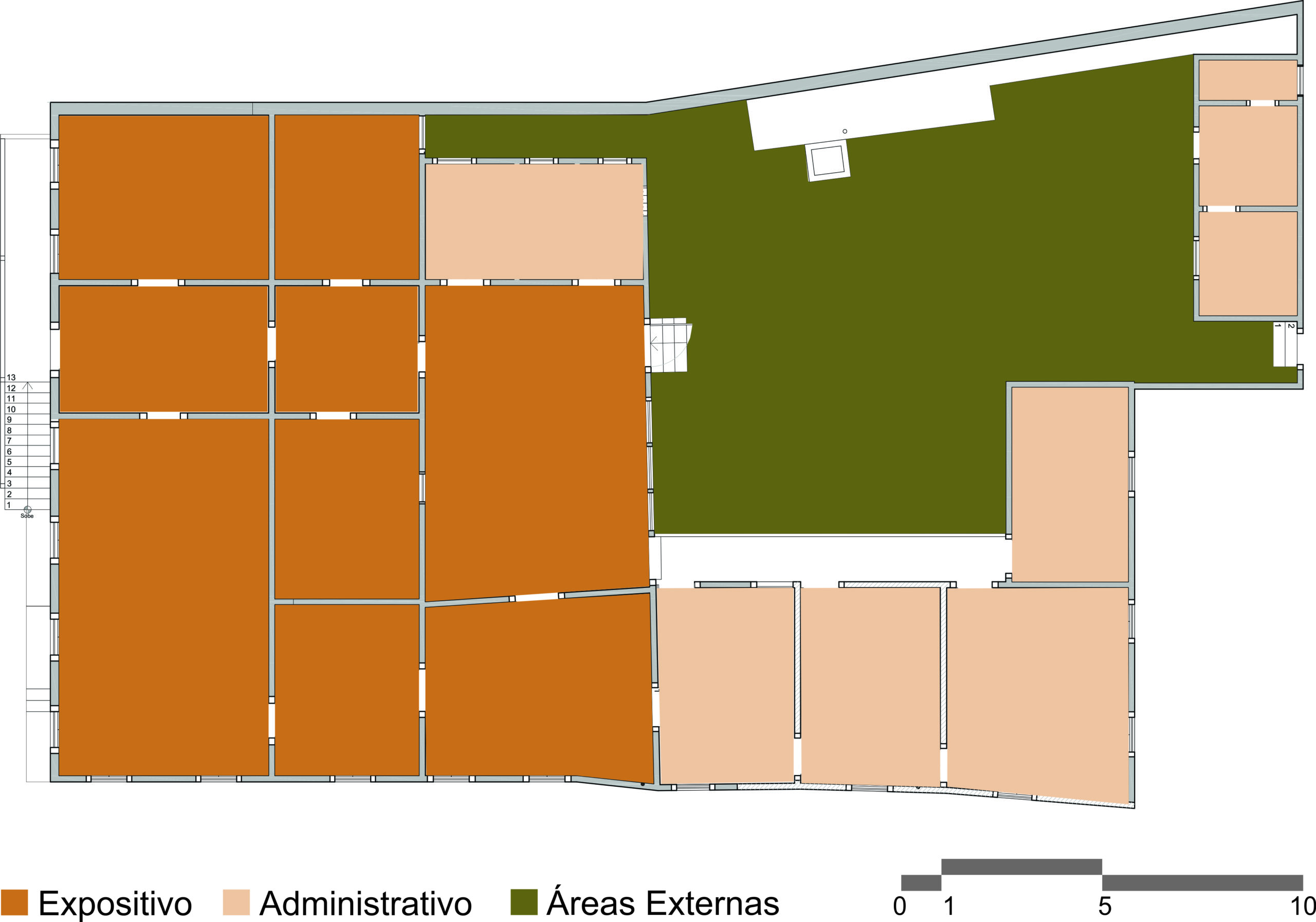 Desenho da planta baixa do edifício térreo, mostrando as divisões e os espaços internos. Em laranja, nove salas apresentam uso expositivo; em bege, oito espaços, uso administrativo; e representado em verde, a área externa com o pátio do Museu. Na parte inferior da imagem, há uma legenda e, no canto inferior direito, uma escala gráfica.
