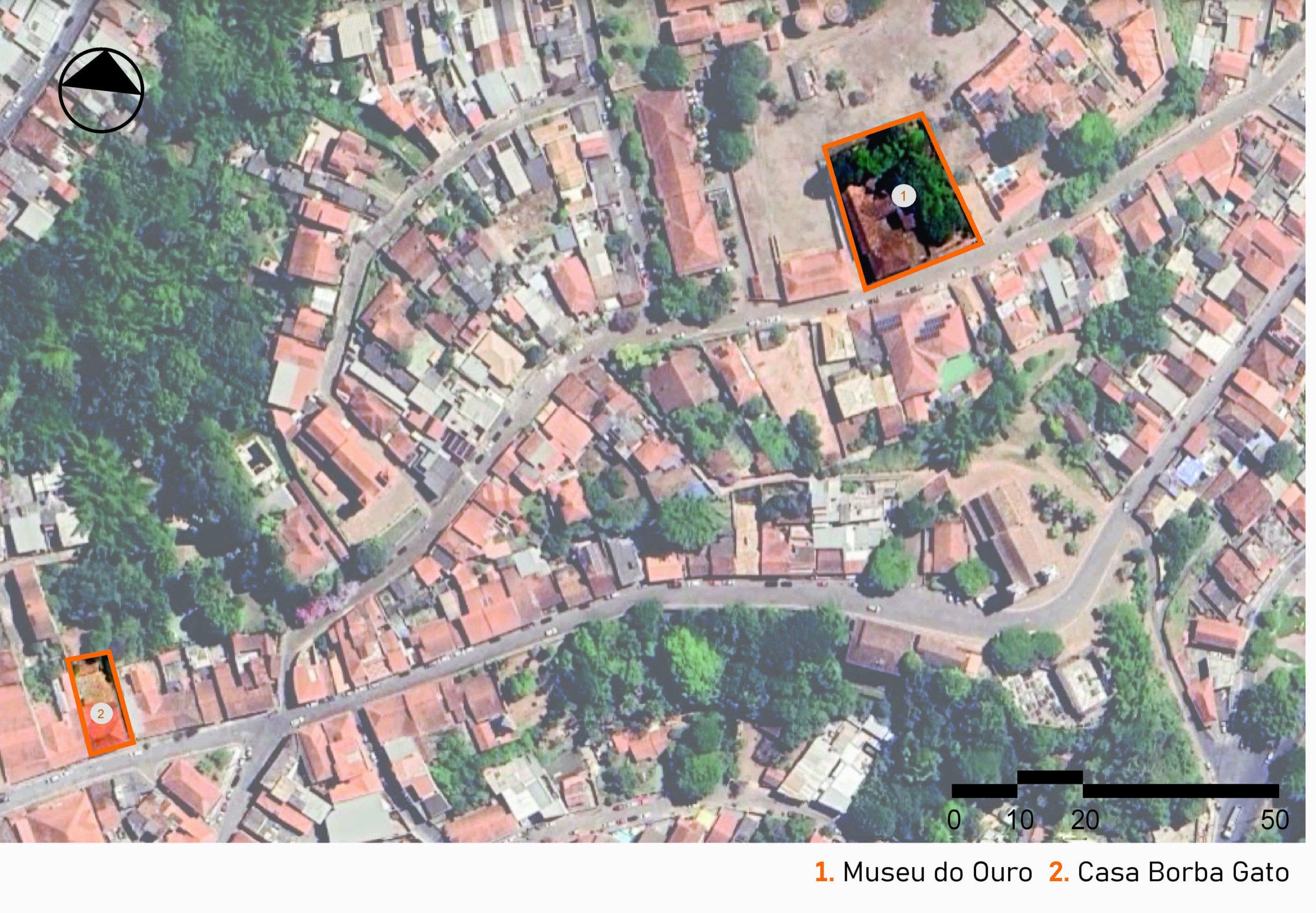 Vista de satélite da área do museu e seu entorno, mostrando a malha urbana com distribuição de casarios históricos e vegetações. Dois pontos estão em destaque, sendo o número 1, o Museu do Ouro, à direita da imagem, e o 2, localizado à esquerda, indicado como Casa Borba Gato. A imagem inclui a legenda com a identificação das edificações, no canto inferior direito, a escala gráfica e, na parte superior esquerda, uma seta indicando o ponto cardeal norte.