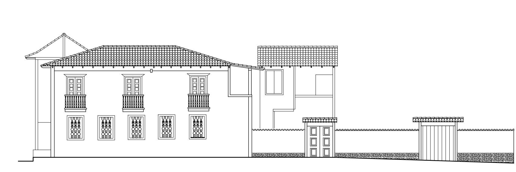 Desenho técnico da fachada frontal do Museu. À esquerda, destaca-se o volume de dois pavimentos. No térreo estão alinhadas cinco janelas, com grades ornamentadas por balaústres. No primeiro pavimento, há três portas com balcões ornados por balaústres. À direita, nota-se o muro e portão de acesso, e ao fundo, outro volume do edifício.