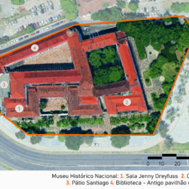 Vista aérea do museu e seu entorno, mostrando a malha urbana com distribuição do Museu, vegetações e das vias. Três pontos estão em destaque, sendo o número 1, a Sala Jenny Dreyfuss; o número 2, a Casa do Trem; o número 3, o Pátio Santiago; e, no 4, a Biblioteca - Antigo pavilhão de exposição. A imagem inclui a legenda com a identificação das edificações, no canto inferior direito, a escala gráfica e, na parte superior esquerda, uma seta indicando o ponto cardeal norte.