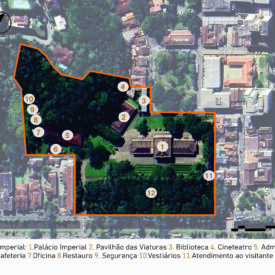 Vista aérea do Museu Imperial com contorno laranja demarcando sua área. O local destacado apresenta doze pontos numerados que indicam diferentes setores do complexo: 1. Palácio Imperial; 2. Pavilhão das Viaturas; 3. Biblioteca; 4. Cineteatro, 5. Administração, 6. Cafeteria, 7. Oficina, 8. Restauro, 9. Segurança, 10. Vestiários, 11. Atendimento ao visitante e 12 jardins. A imagem inclui a legenda com a identificação das edificações, no canto inferior direito, a escala gráfica e, na parte superior esquerda, uma seta indicando o ponto cardeal norte.