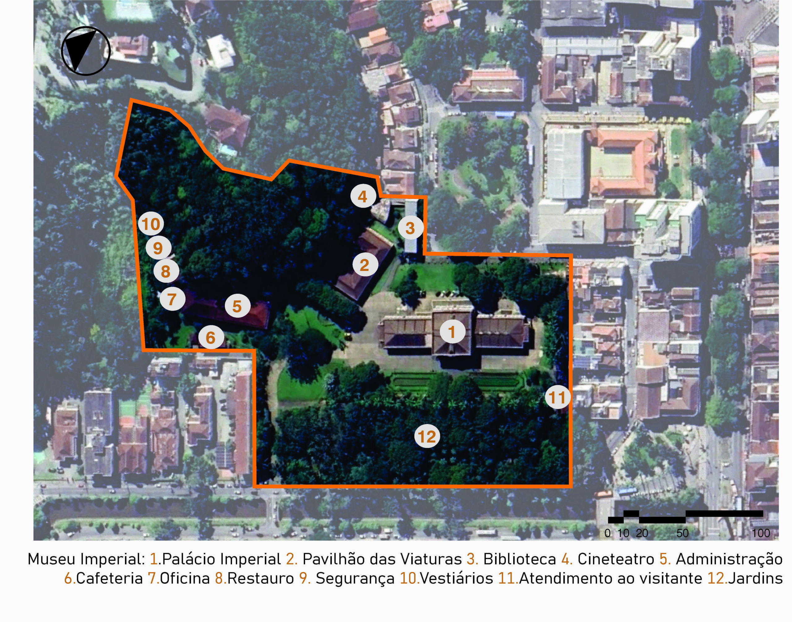 Vista aérea do Museu Imperial com contorno laranja demarcando sua área. O local destacado apresenta doze pontos numerados que indicam diferentes setores do complexo: 1. Palácio Imperial; 2. Pavilhão das Viaturas; 3. Biblioteca; 4. Cineteatro, 5. Administração, 6. Cafeteria, 7. Oficina, 8. Restauro, 9. Segurança, 10. Vestiários, 11. Atendimento ao visitante e 12 jardins. A imagem inclui a legenda com a identificação das edificações, no canto inferior direito, a escala gráfica e, na parte superior esquerda, uma seta indicando o ponto cardeal norte.