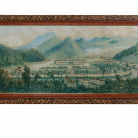 Pintura de paisagem histórica com o Museu Imperial em destaque. O museu, rodeado por vegetação e árvores, é emoldurado pelas montanhas que definem o horizonte ao fundo. Um jardim geométrico e simétrico, com caminhos claramente definidos, conduz à entrada principal, organizando o espaço de forma visual. Em primeiro plano, há construções menores, incluindo uma igreja com torre, que complementam o cenário urbano típico do período representado.