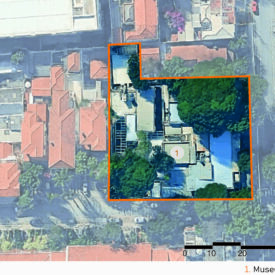 Vista aérea da área urbana com várias construções e ruas. No centro, há um contorno laranja destacando a área do museu. No canto inferior direito da imagem, está escrito: 1. Museu Lasar Segall. A imagem inclui a legenda com a identificação das edificações, no canto inferior direito, a escala gráfica e, na parte superior esquerda, uma seta indicando o ponto cardeal norte.