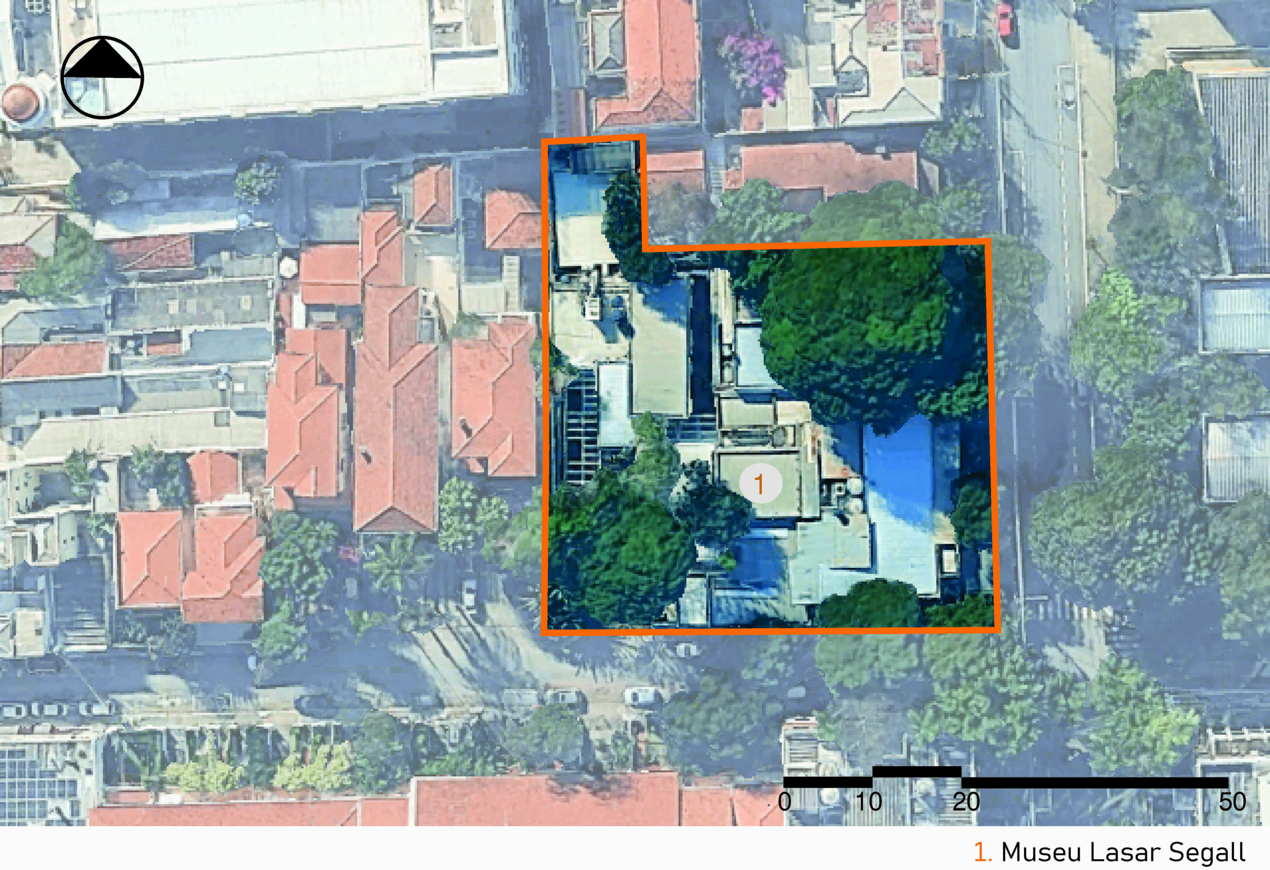 Vista aérea da área urbana com várias construções e ruas. No centro, há um contorno laranja destacando a área do museu. No canto inferior direito da imagem, está escrito: 1. Museu Lasar Segall. A imagem inclui a legenda com a identificação das edificações, no canto inferior direito, a escala gráfica e, na parte superior esquerda, uma seta indicando o ponto cardeal norte.