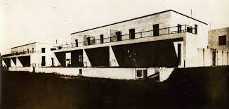 Fotografia histórica em preto e branco do museu, na sua origem de edificação residencial. O edifício possui dois andares com fachada em linhas retas, janelas retangulares no segundo andar e aberturas no térreo. Uma varanda com parapeito contínuo percorre o pavimento superior.