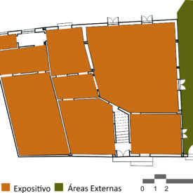Desenho da planta baixa do andar térreo, com espaços preenchidos nas cores laranja, indicando oito espaços de uso expositivo, e na cor verde, demarcando as áreas externas. Abaixo da imagem, há uma legenda e, no canto inferior direito, uma escala gráfica.