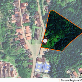 Vista de satélite da área do museu e seu entorno, mostrando a malha urbana com distribuição de casarios históricos e vegetações. Um polígono em laranja demarca a área do museu e, em torno, uma densa vegetação. A imagem inclui a legenda com a identificação das edificações, no canto inferior direito, a escala gráfica e, na parte superior esquerda, uma seta indicando o ponto cardeal norte.