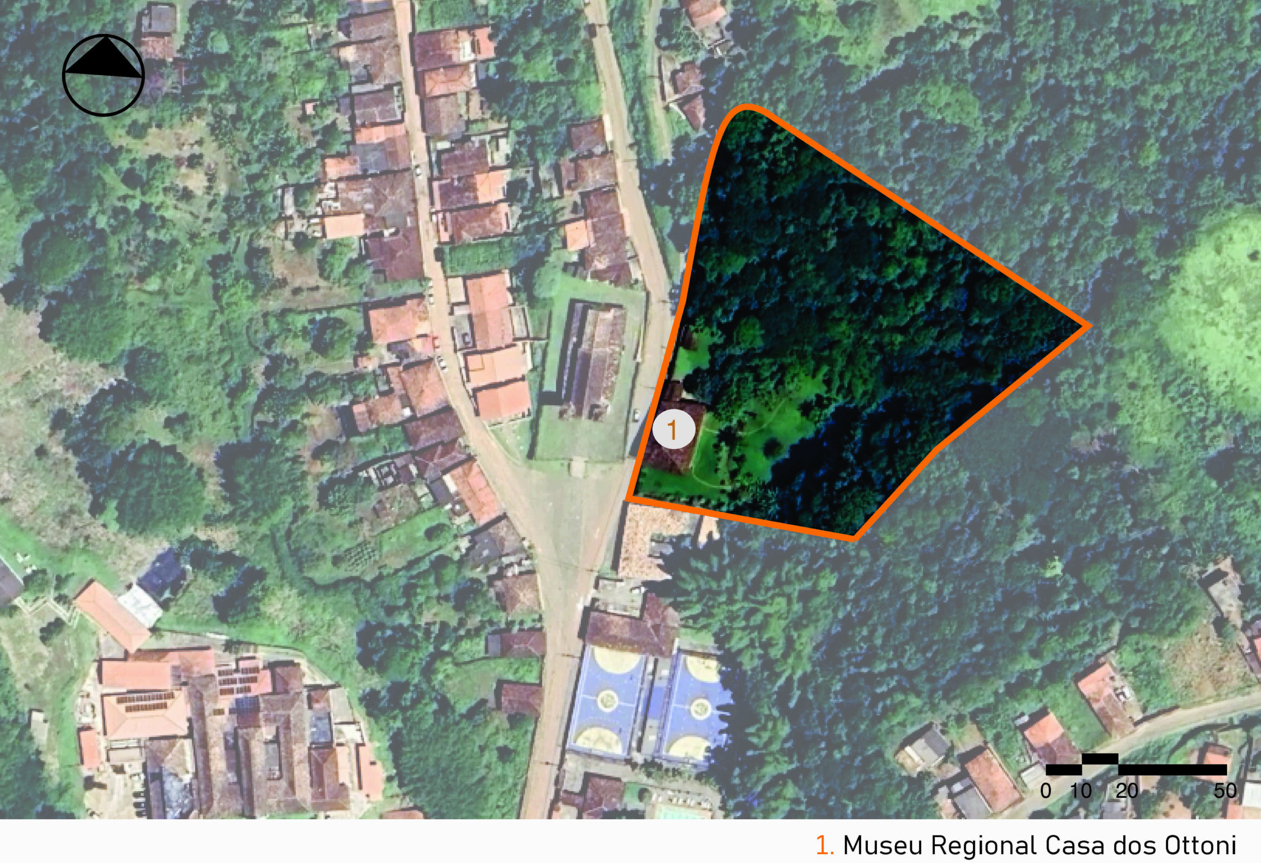 Vista de satélite da área do museu e seu entorno, mostrando a malha urbana com distribuição de casarios históricos e vegetações. Um polígono em laranja demarca a área do museu e, em torno, uma densa vegetação. A imagem inclui a legenda com a identificação das edificações, no canto inferior direito, a escala gráfica e, na parte superior esquerda, uma seta indicando o ponto cardeal norte.