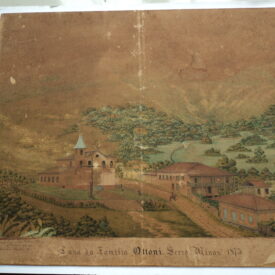 Uma aquarela antiga retrata a paisagem de um terreno montanhoso, em que está pintado o edifício hoje ocupado pelo museu, além de uma estrada que serpenteia por entre as colinas, ligando os edifícios e rodeada por árvores e outras plantas que preenchem o espaço. Na parte inferior da imagem, em letra cursiva, está indicado o nome do local, "Casa da Família Ottoni Serro Minas”.