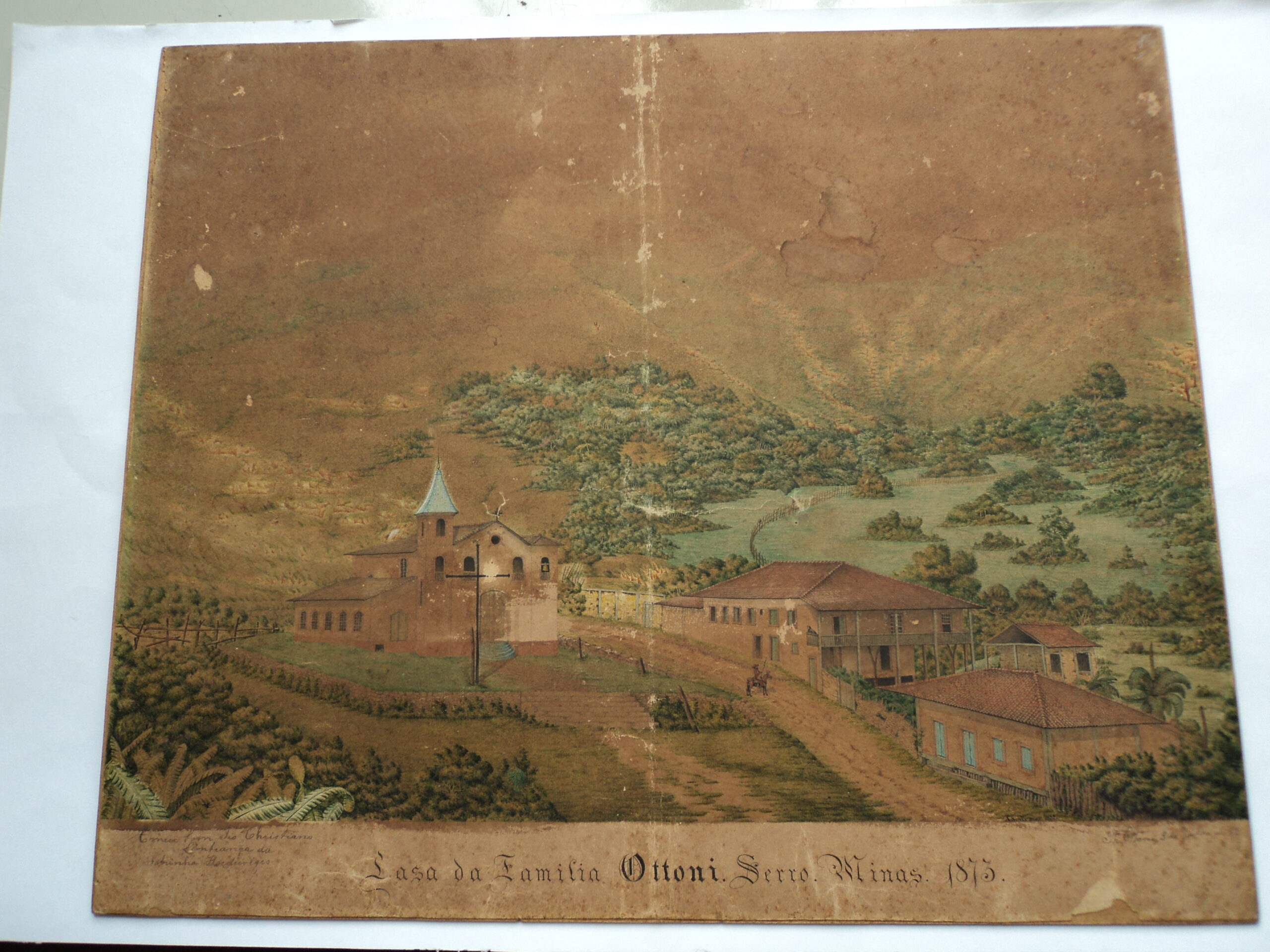 Uma aquarela antiga retrata a paisagem de um terreno montanhoso, em que está pintado o edifício hoje ocupado pelo museu, além de uma estrada que serpenteia por entre as colinas, ligando os edifícios e rodeada por árvores e outras plantas que preenchem o espaço. Na parte inferior da imagem, em letra cursiva, está indicado o nome do local, "Casa da Família Ottoni Serro Minas”.