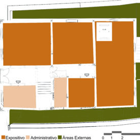 Desenho da planta baixa do pavimento térreo, de formato retangular. A entrada é centralizada no espaço e as salas distribuem-se em: quatro grandes salas de uso expositivo, demarcadas na cor laranja; duas salas pequenas, de uso administrativo, na cor bege e áreas externas pintadas preenchidas na cor verde. Abaixo da imagem, há uma legenda e, no canto inferior direito, uma escala gráfica.