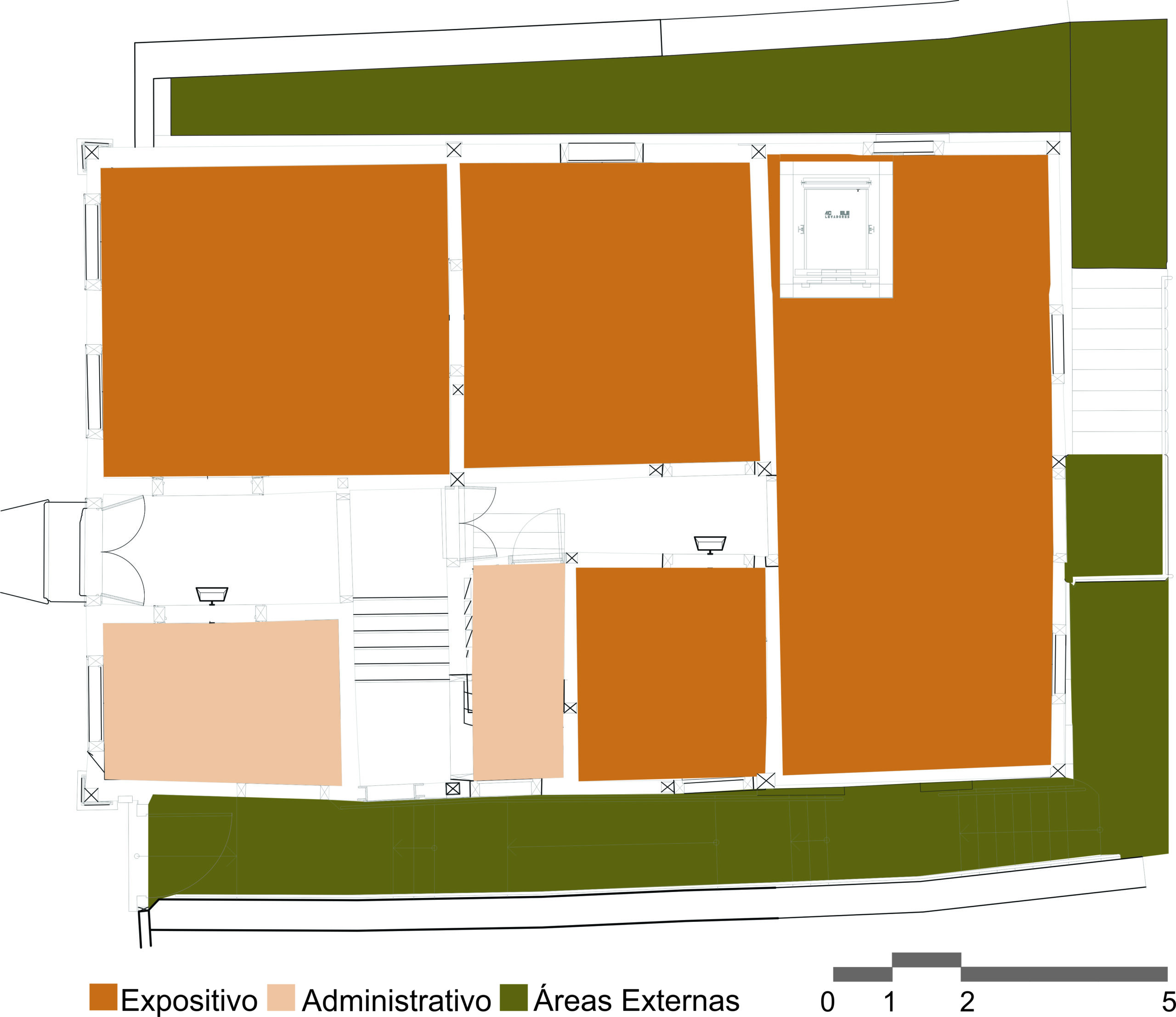 Desenho da planta baixa do pavimento térreo, de formato retangular. A entrada é centralizada no espaço e as salas distribuem-se em: quatro grandes salas de uso expositivo, demarcadas na cor laranja; duas salas pequenas, de uso administrativo, na cor bege e áreas externas pintadas preenchidas na cor verde. Abaixo da imagem, há uma legenda e, no canto inferior direito, uma escala gráfica.