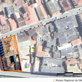 Vista de satélite da área do museu e seu entorno, mostrando a malha urbana com distribuição de casarios históricos e vegetações. Um polígono em laranja demarca a área do museu. A imagem inclui a legenda com a identificação das edificações, no canto inferior direito, a escala gráfica e, na parte superior esquerda, uma seta indicando o ponto cardeal norte.