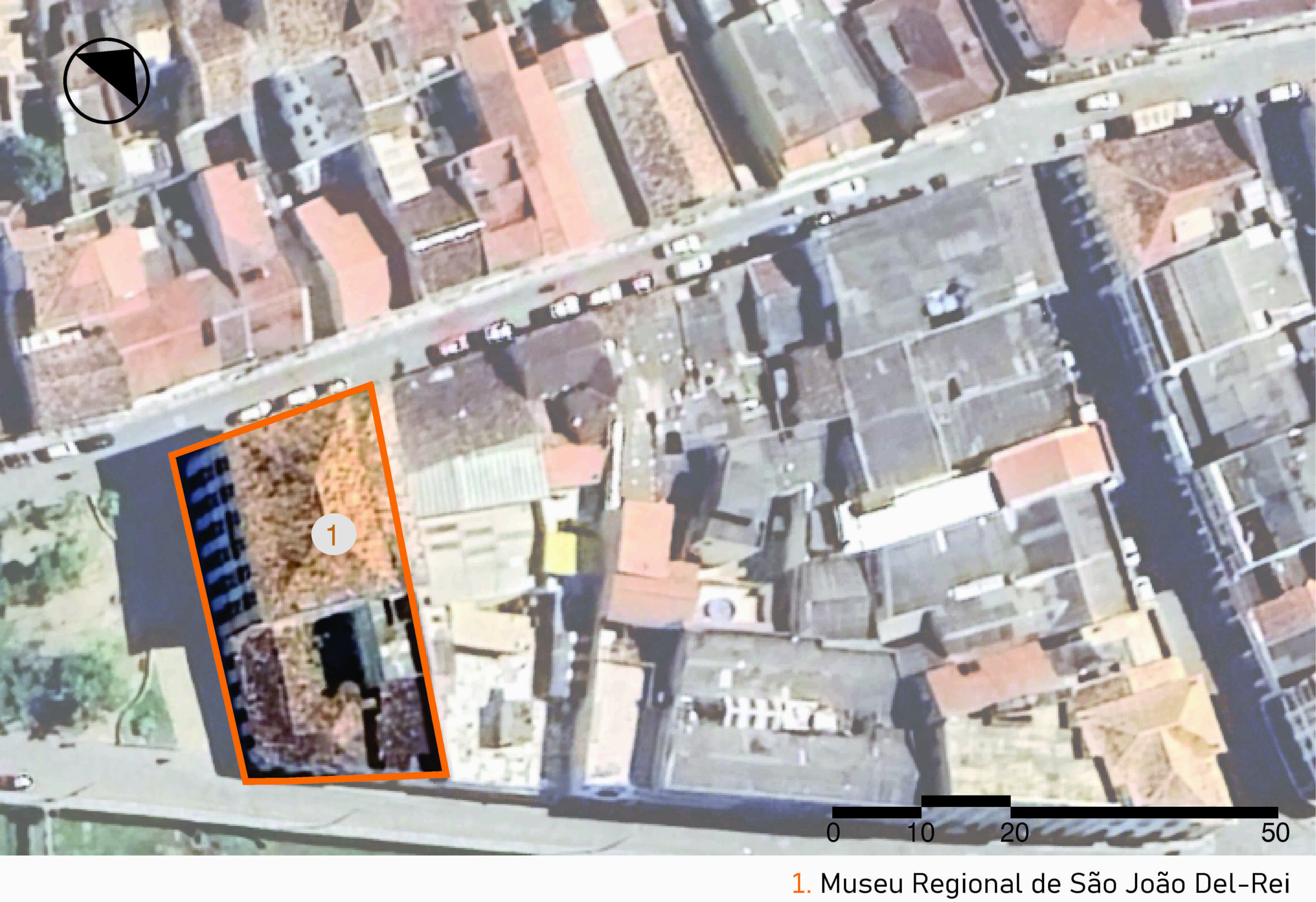 Vista de satélite da área do museu e seu entorno, mostrando a malha urbana com distribuição de casarios históricos e vegetações. Um polígono em laranja demarca a área do museu. A imagem inclui a legenda com a identificação das edificações, no canto inferior direito, a escala gráfica e, na parte superior esquerda, uma seta indicando o ponto cardeal norte.