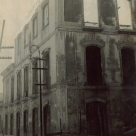 Fotografia histórica do museu, de quando parte do edifício foi demolido. O edifício apresenta andaimes na sua fachada esquerda. Não há janelas, portas e telhados. Os detalhes arquitetônicos, como os frisos e molduras originais, são visíveis.