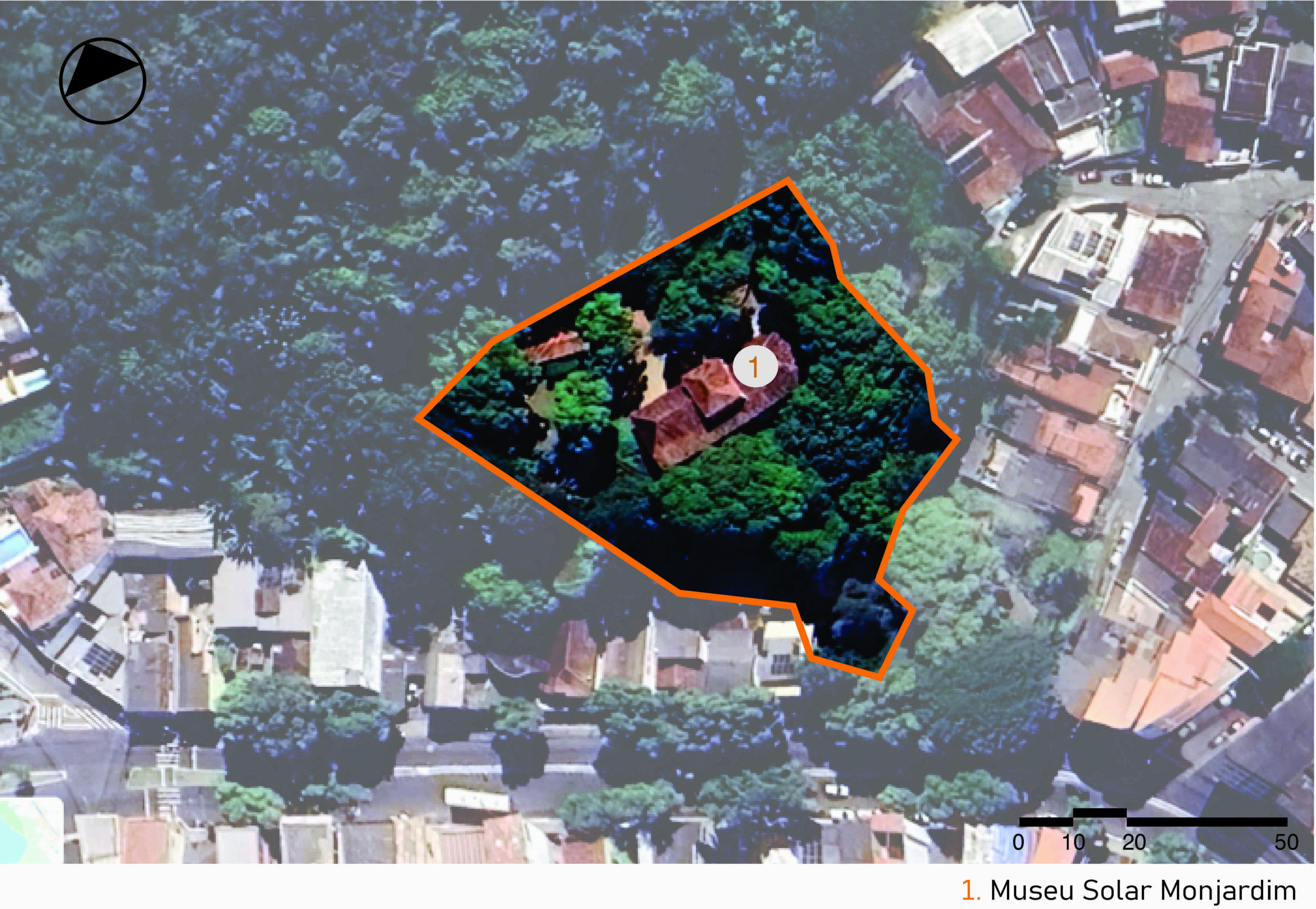 Imagem aérea do entorno urbano do Museu Solar Monjardim. No centro, uma área delimitada por linha laranja destaca o terreno do museu, com densa vegetação e o edifício histórico parcialmente visível entre as árvores. Ao redor, observa-se um bairro com ocupação consolidada. A imagem inclui a legenda com a identificação das edificações, no canto inferior direito, a escala gráfica e, na parte superior esquerda, uma seta indicando o ponto cardeal norte.