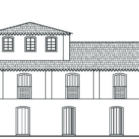 Desenho técnico da fachada frontal do museu. A edificação possui dois pavimentos, cobertura em telhado cerâmico de duas águas e uma camarinha central com janelas e telhado de quatro águas. No andar térreo, observa-se uma sequência de portas em arco abatido, enquanto o pavimento superior apresenta janelas com gradis. À direita, uma escadaria com guarda-corpo conduz a uma entrada em destaque.