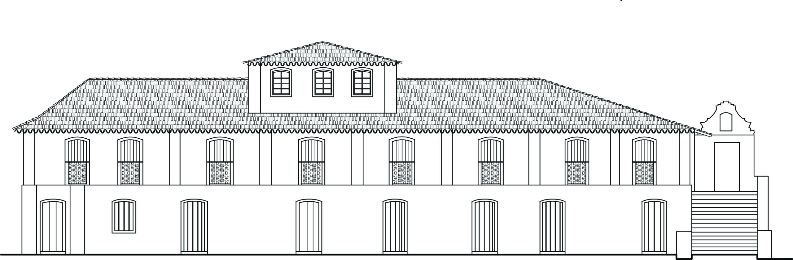 Desenho técnico da fachada frontal do museu. A edificação possui dois pavimentos, cobertura em telhado cerâmico de duas águas e uma camarinha central com janelas e telhado de quatro águas. No andar térreo, observa-se uma sequência de portas em arco abatido, enquanto o pavimento superior apresenta janelas com gradis. À direita, uma escadaria com guarda-corpo conduz a uma entrada em destaque.