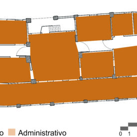 Desenho da planta baixa do pavimento térreo do museu, apresentando a organização dos espaços em duas categorias, destacadas por cores: áreas expositivas (em laranja) e áreas administrativas (em bege). Abaixo da imagem, há uma legenda e, no canto inferior direito, uma escala gráfica.