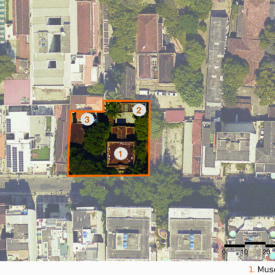 Vista de satélite da área do museu e seu entorno, mostrando a malha urbana com distribuição de casarios históricos e vegetações. Um polígono em laranja demarca a área do museu e, em torno, pontos distribuídos com vegetação mais densa. A imagem inclui a legenda com a identificação das edificações, no canto inferior direito, a escala gráfica e, na parte superior esquerda, uma seta indicando o ponto cardeal norte.