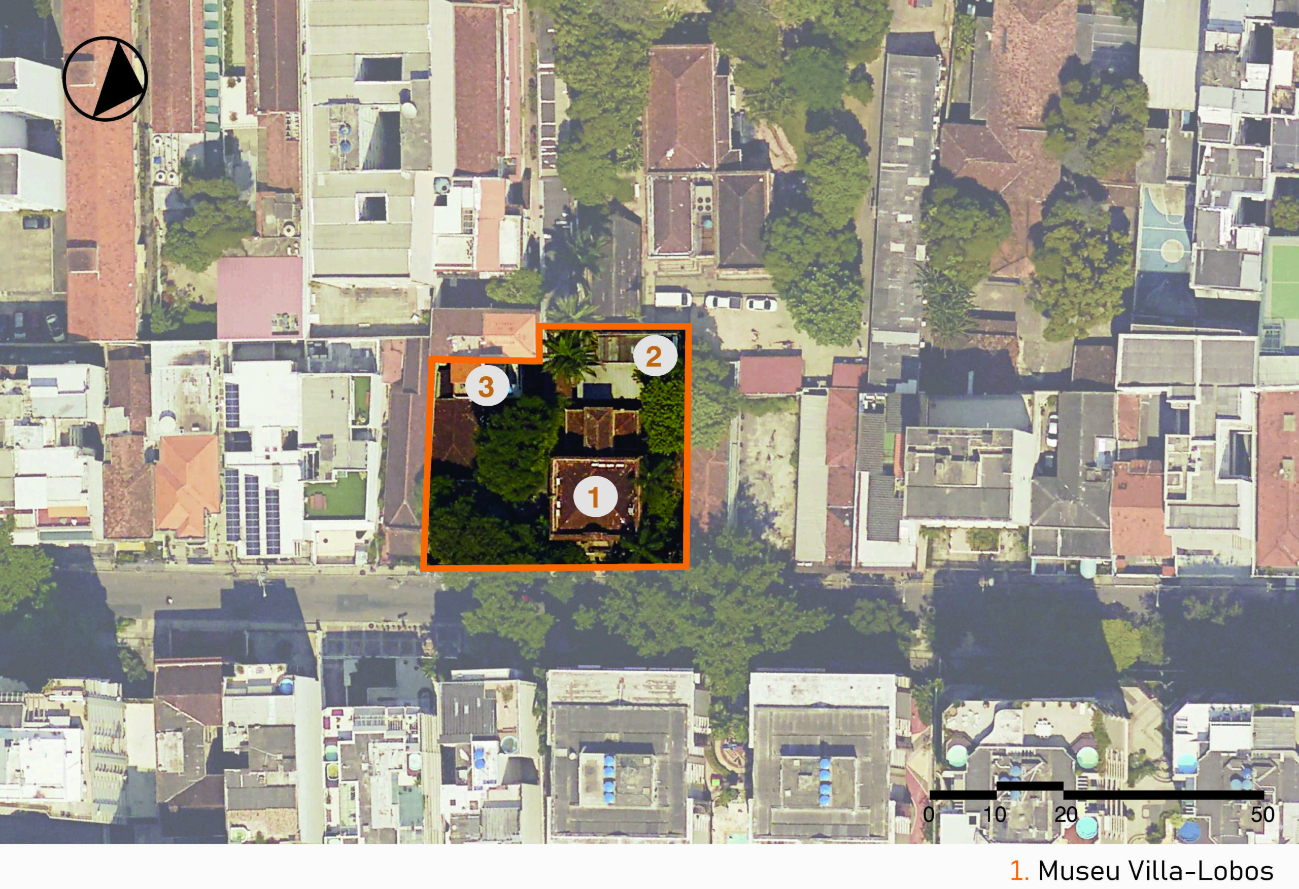 Vista de satélite da área do museu e seu entorno, mostrando a malha urbana com distribuição de casarios históricos e vegetações. Um polígono em laranja demarca a área do museu e, em torno, pontos distribuídos com vegetação mais densa. A imagem inclui a legenda com a identificação das edificações, no canto inferior direito, a escala gráfica e, na parte superior esquerda, uma seta indicando o ponto cardeal norte.